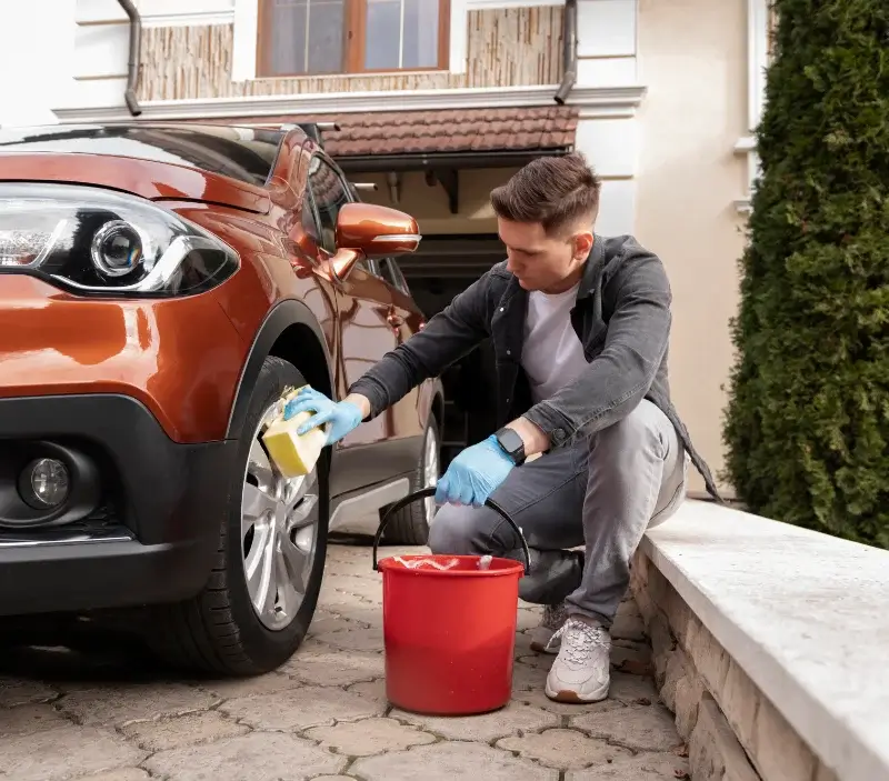 Lavage auto à domicile Chéniers : professionnel intervenant sur un véhicule